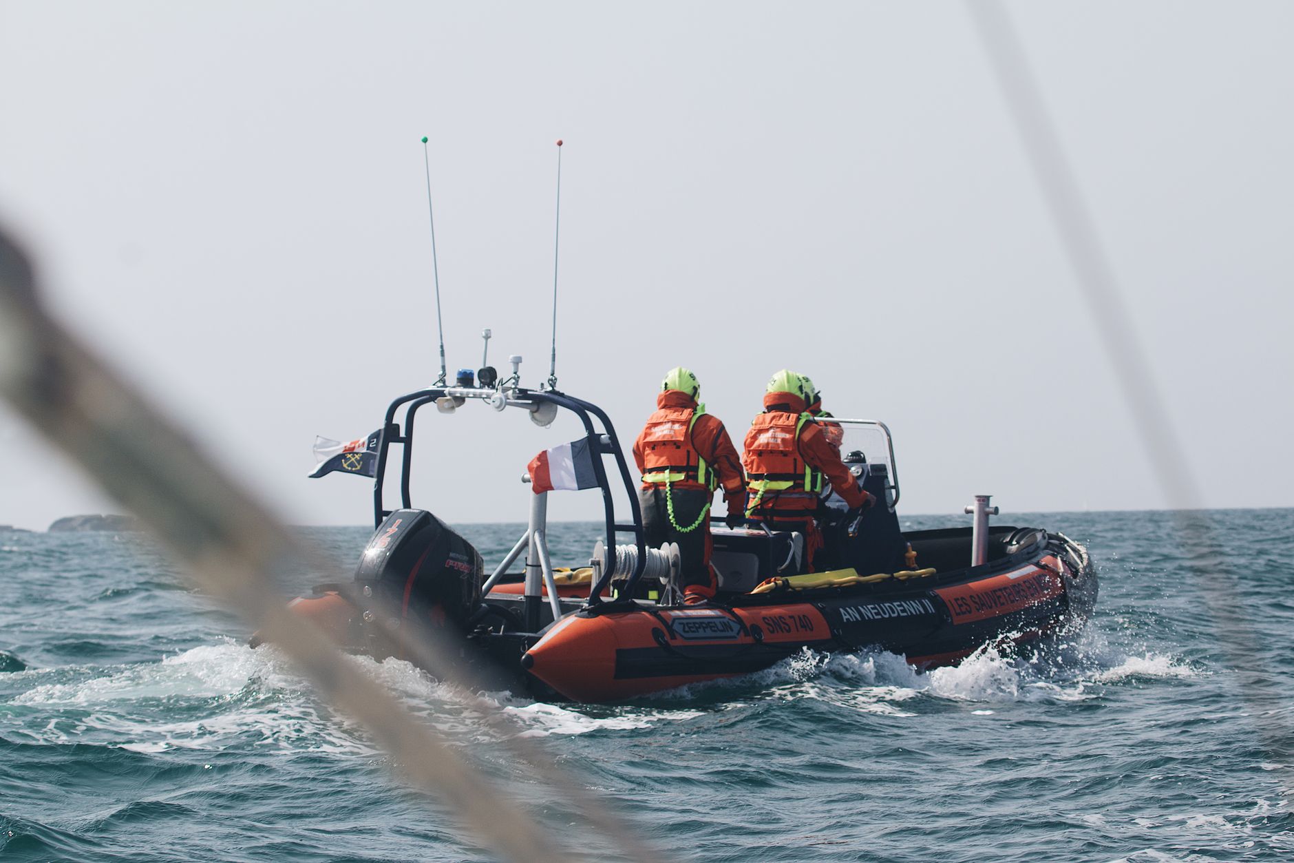 Ilustracja: Coastguard Rescue Officer Volunteer UK: How to Join You Coastguard Rescue Officer Volunteer UK: How to Join Your Local Team - zdjecie w tresci